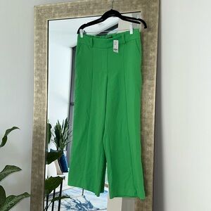 NYC wide leg crop pants size small green (never worn) fit is more 4-6